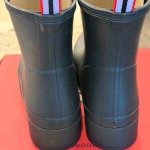 Hunter Red Box with Logo